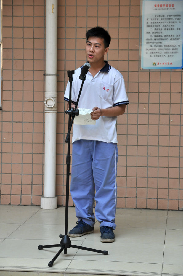 高三学生代表黄景松发言_副本.jpg